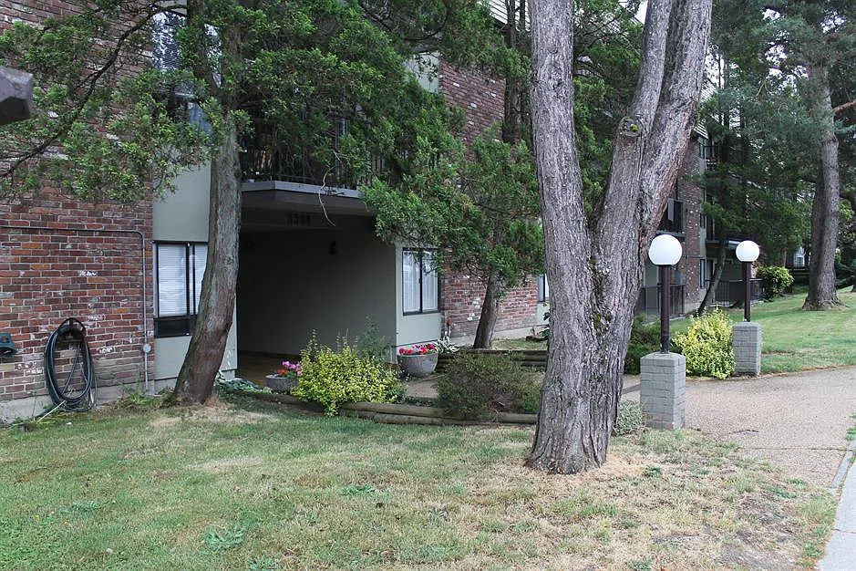 Oak Manor — Photo 4
