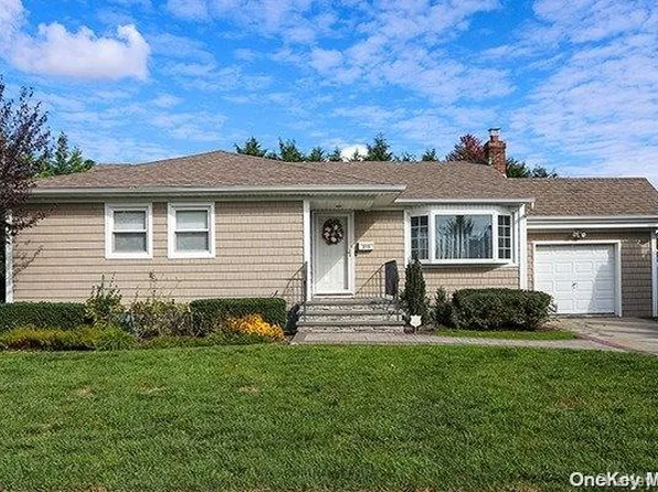 213 Hillcrest Drive, Seaford, NY 11783