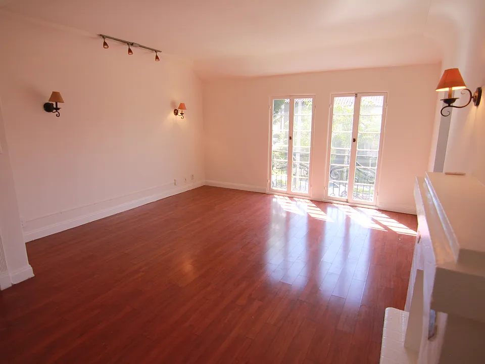 654 S Dunsmuir Ave #201