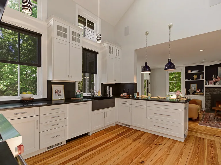 130 Carroll Ave — Photo 3