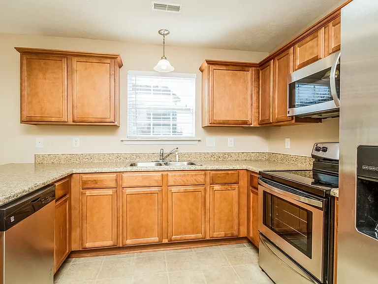 408 Glenmore Ct — Photo 5
