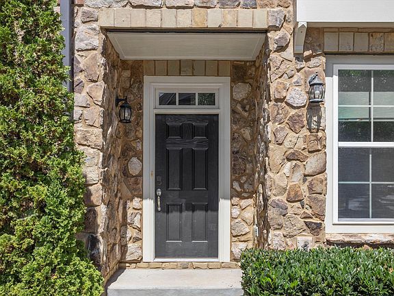 3rd image of 3107 Stockdale Dr