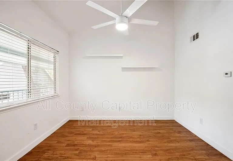 502 W 35th St #205 — Photo 3