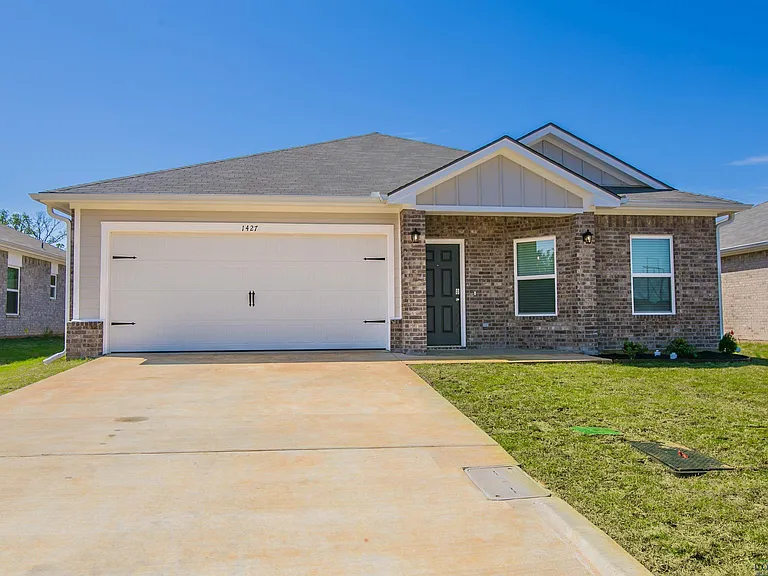 1427 Monterey Dr — Photo 1