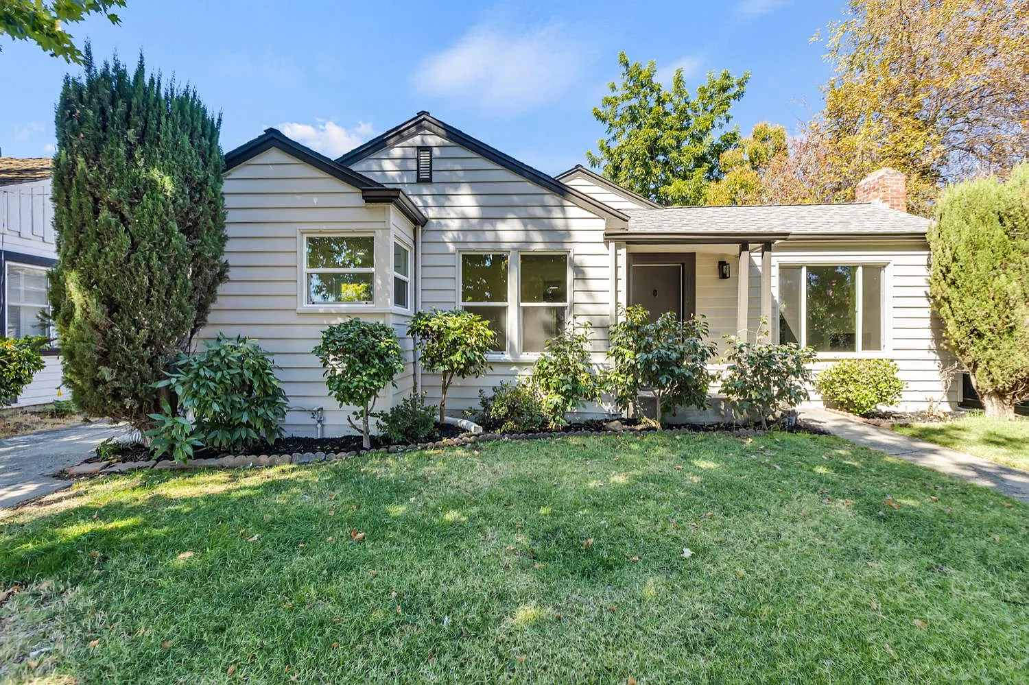 1045 Victoria Ave photo 1