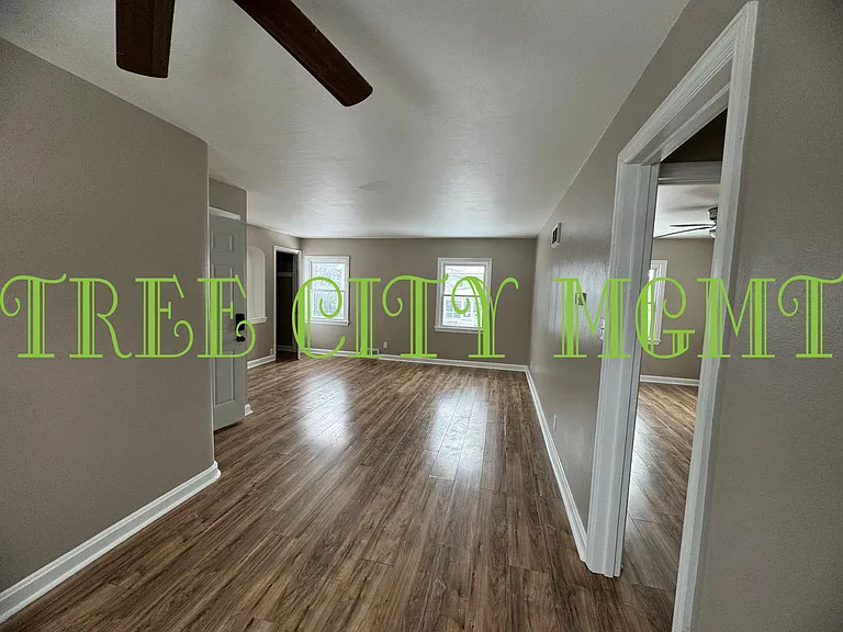 326 W Oakdale Dr #B — Photo 2