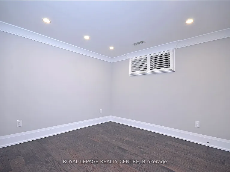 326 Slade Cres #LOWER — Photo 21