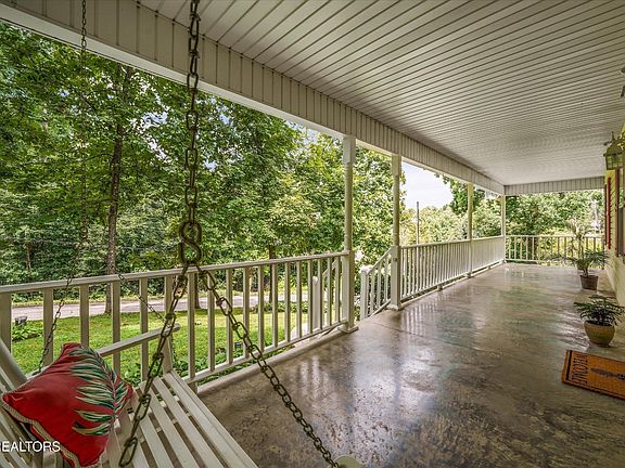 4th image of 945 Frontier Cir