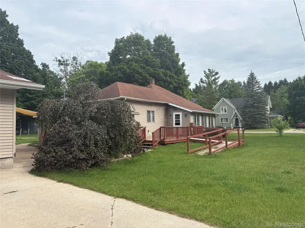 221 S Alvin St, Mesick, MI 49668
