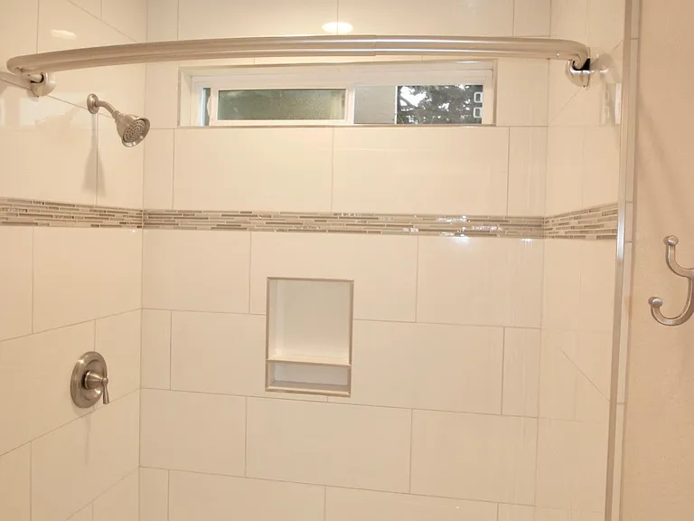 Tall recessed cove to accomodate soap/shampoo
Outward curved shower curtain rail provides ample shower room