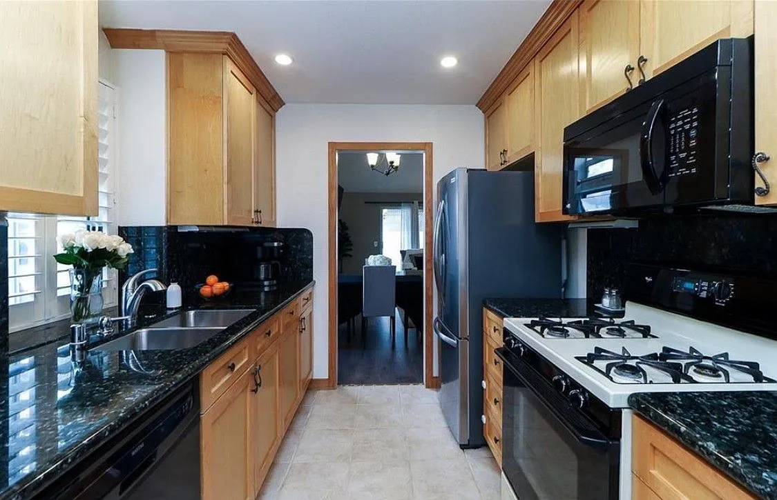 2 bed, 2.0 bath, 1067 sqft, $3,200 — Photo 3