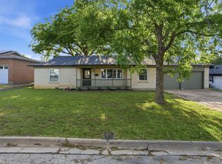 825 Lee Dr, Bedford, TX 76022