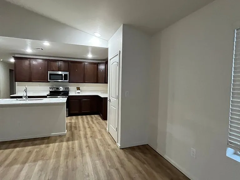 1107 E La Brea Ave — Photo 29