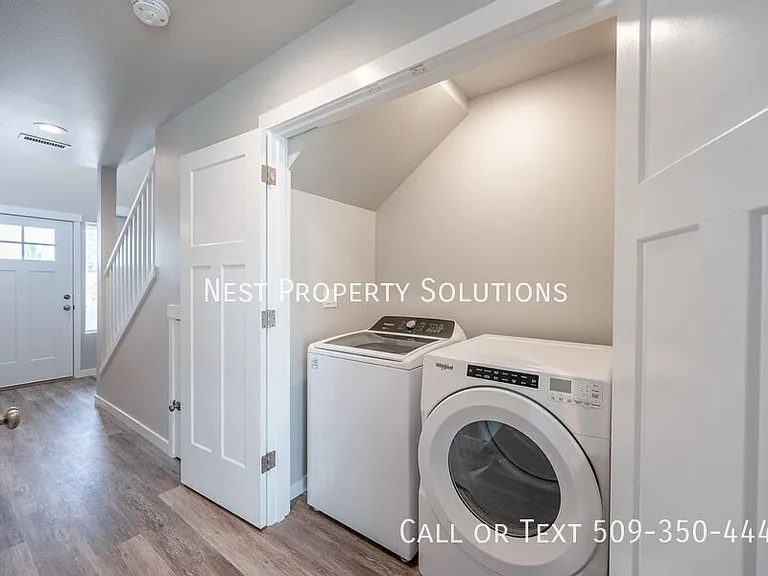 651 Hargraves Ave NE #B — Photo 17