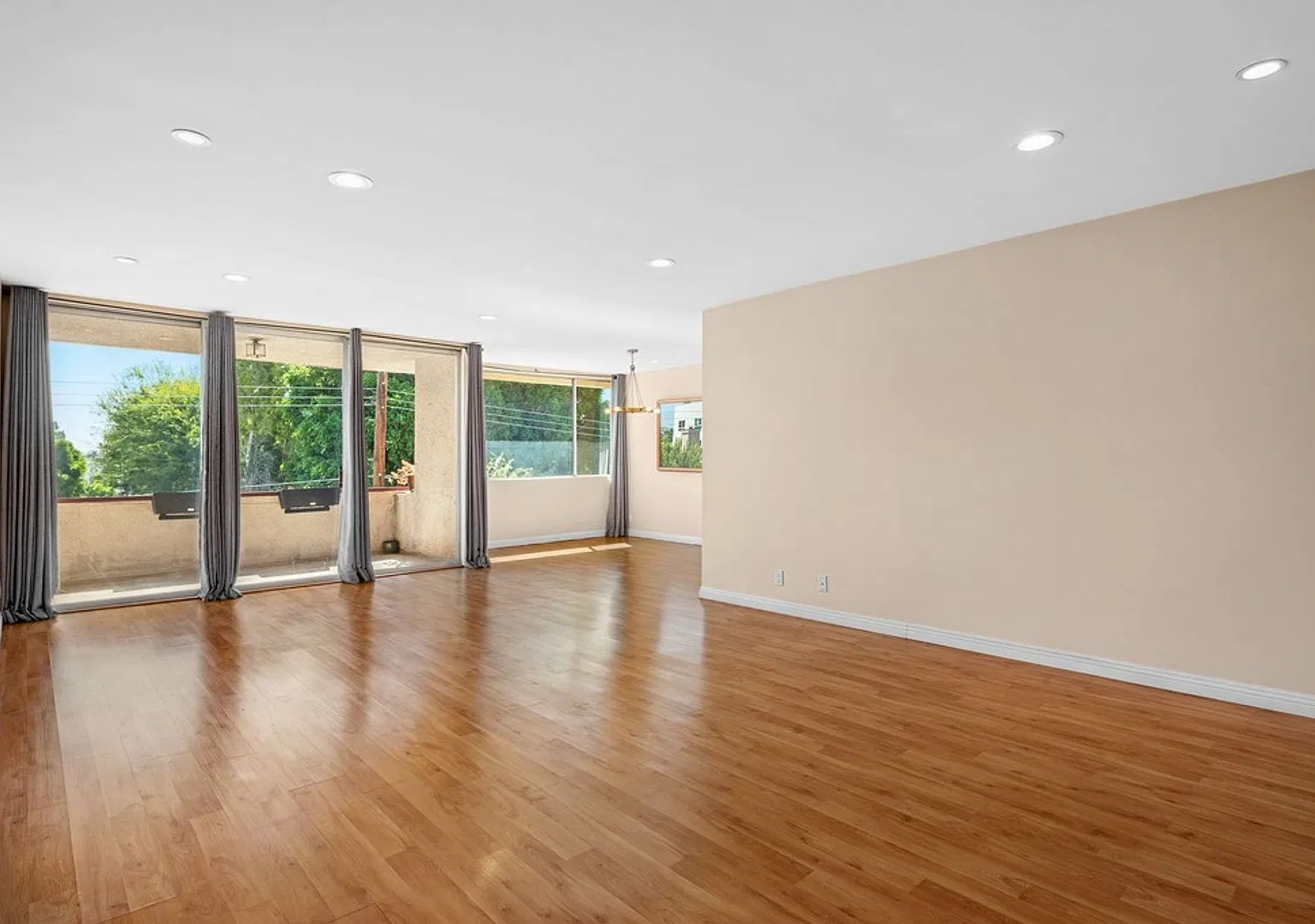 Spacious Top-Floor Unit in Prime Sherman Oaks — Photo 2