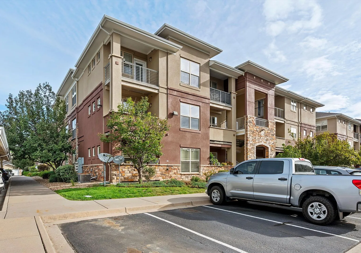 Spacious 3BR/2BA Condo | 2 Private Patios | Fireplace | A/C | W/D — Photo 1
