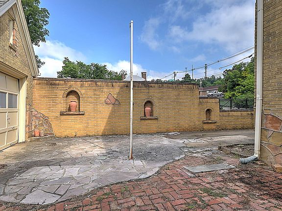 5th image of 105 Spencer St