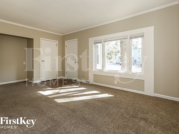 4th image of 14 E Willow Dr