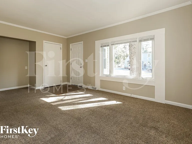 14 E Willow Dr — Photo 4