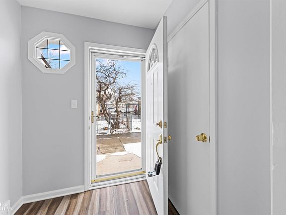 5th image of 15365 Frazho Rd