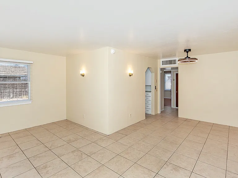 2465 S 7th Ave — Photo 2