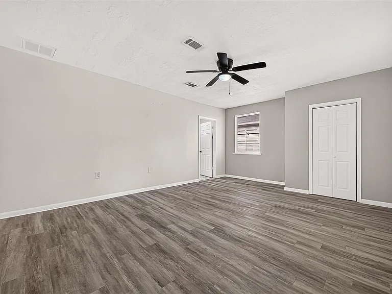 214 E Foley St — Photo 11