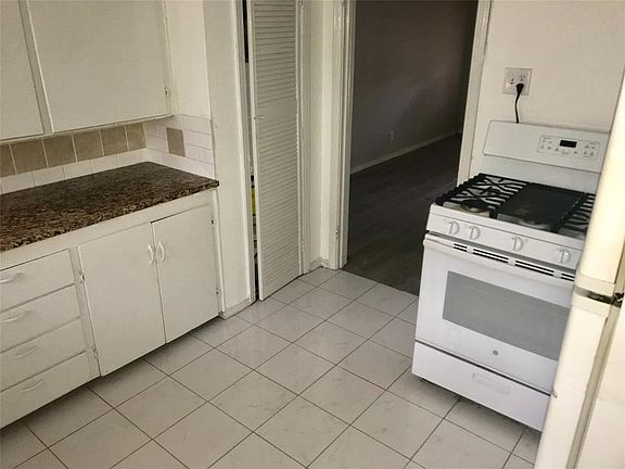 5th image of 4125 Fox Dr #4127