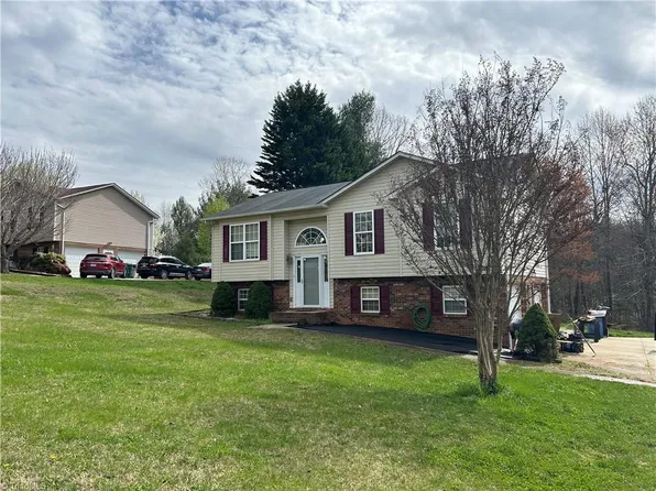 147 S Bridgewater Rd, Mount Airy, NC 27030