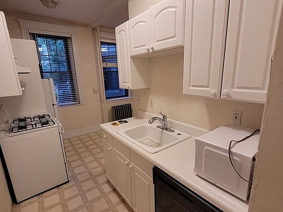 2nd image of 60 Queensberry St APT 2