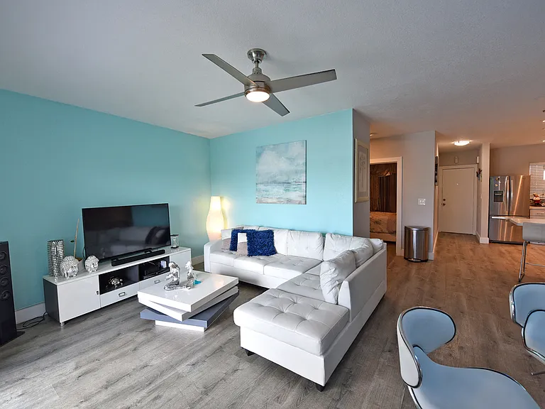 Harbor West Apartments — Photo 13