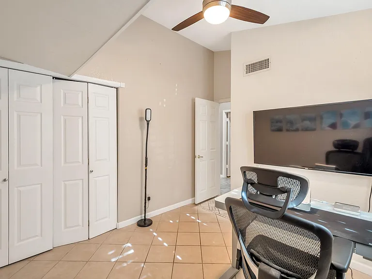 2072 W Harrison St — Photo 18