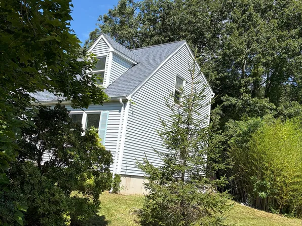 106 Deerfield Ridge Dr, Groton, CT 06355
