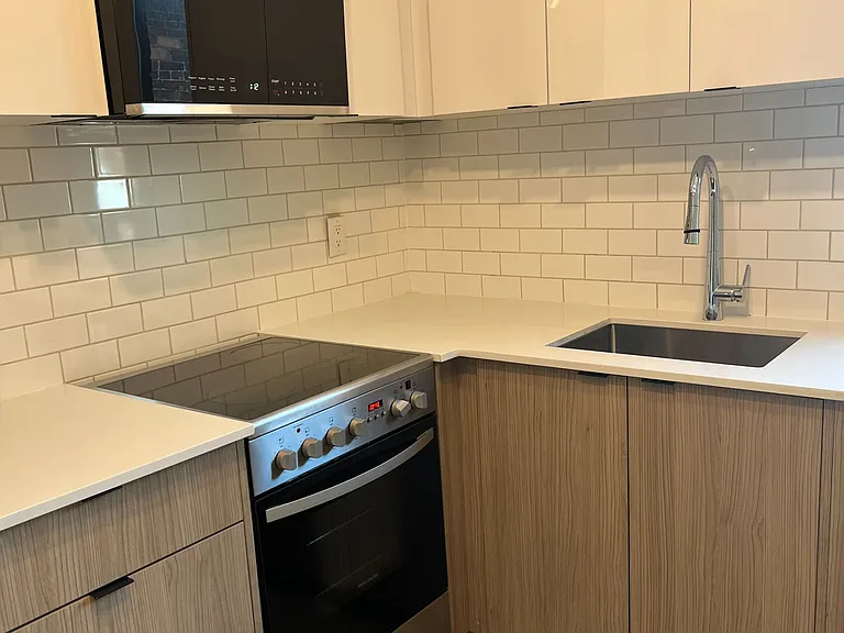 910 Bloor St W — Photo 3