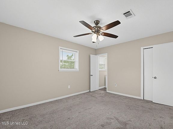 4th image of 806 Louis Wilson Dr