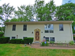 1320 Palm Dr, Wheeling, IL 60090