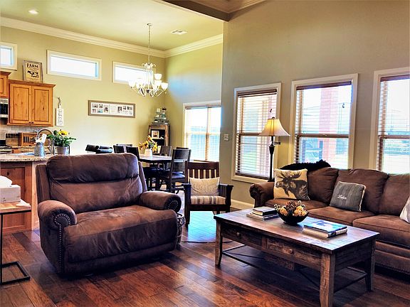 4th image of 617 Cowboy Ln