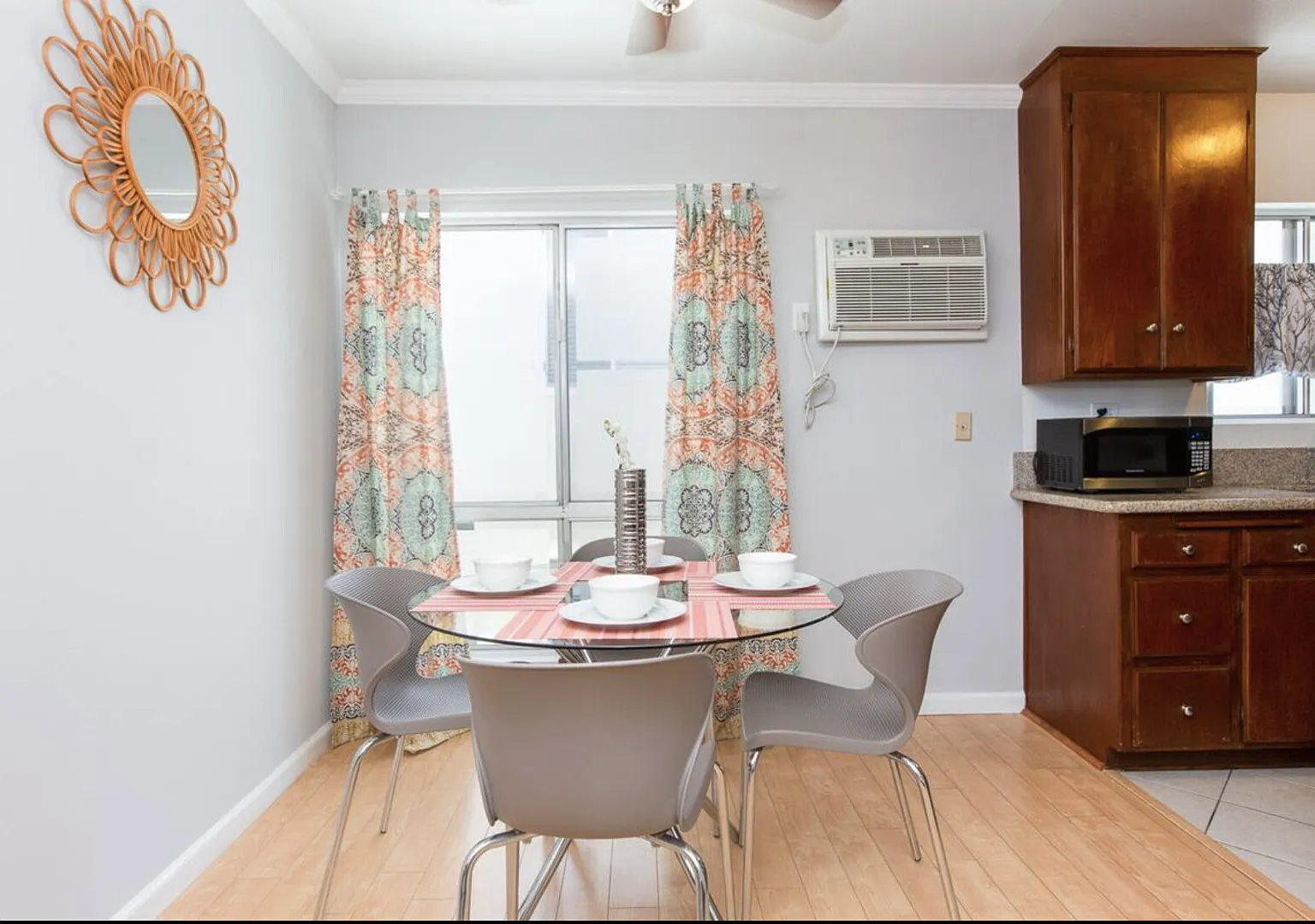 Central and Stylish 2 BDRM Apt in Central West Hollywood — Photo 4