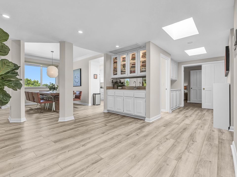 Spacious foyer and wet bar