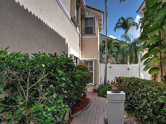 2nd image of 823 Garnet Cir