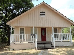 711 E Live Oak St, Lockhart, TX 78644