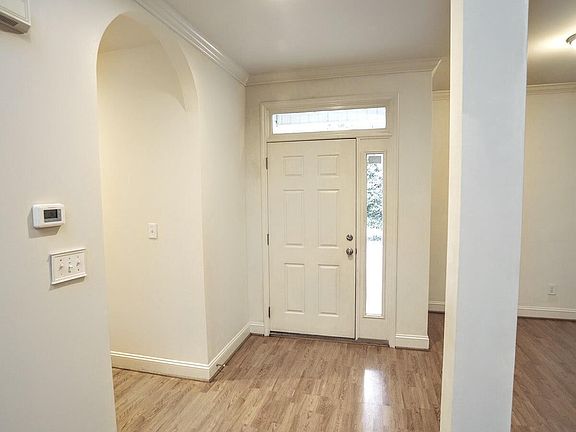 4th image of 325 Water Front Ln