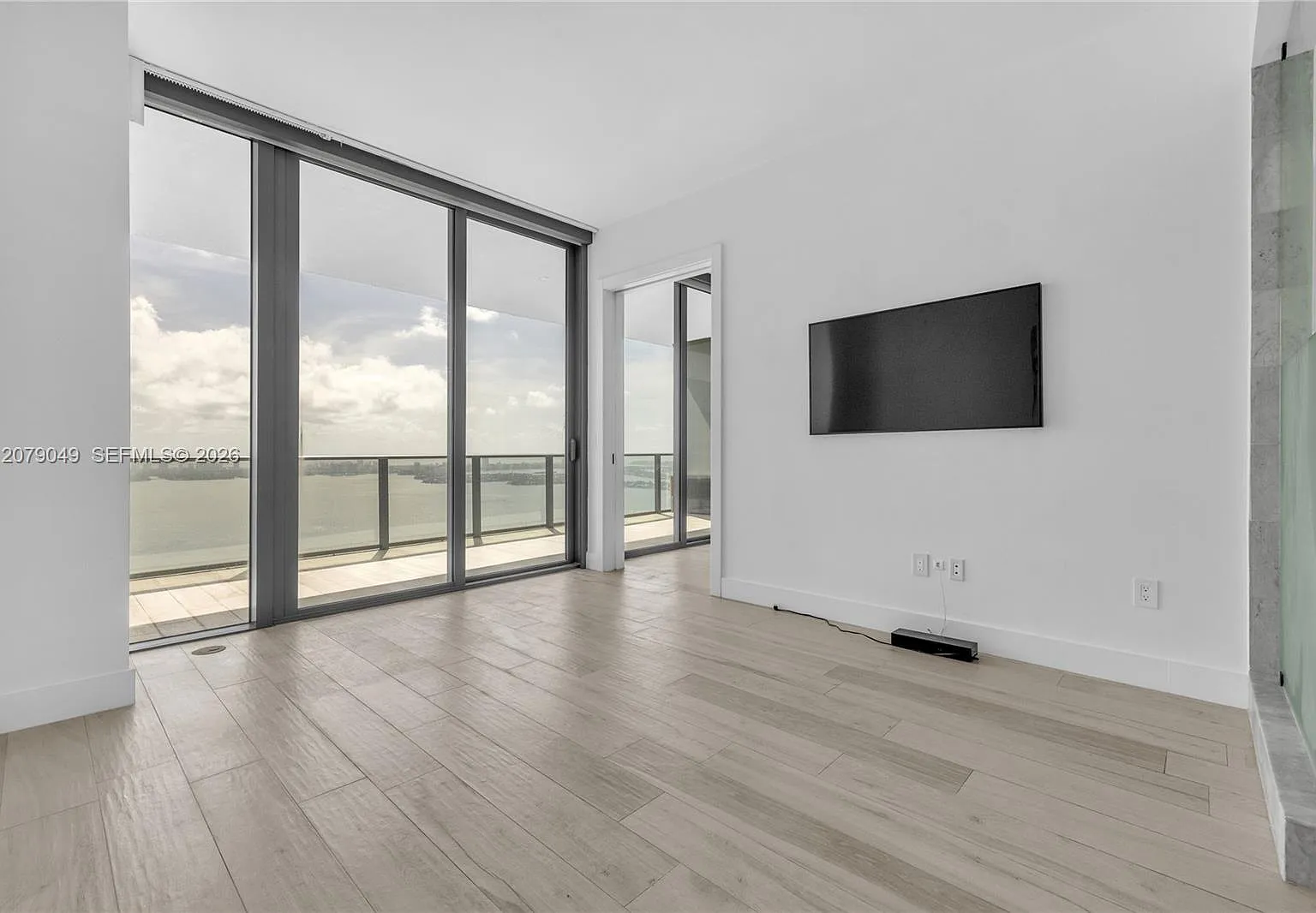 Gran Paraiso Condo — Photo 3