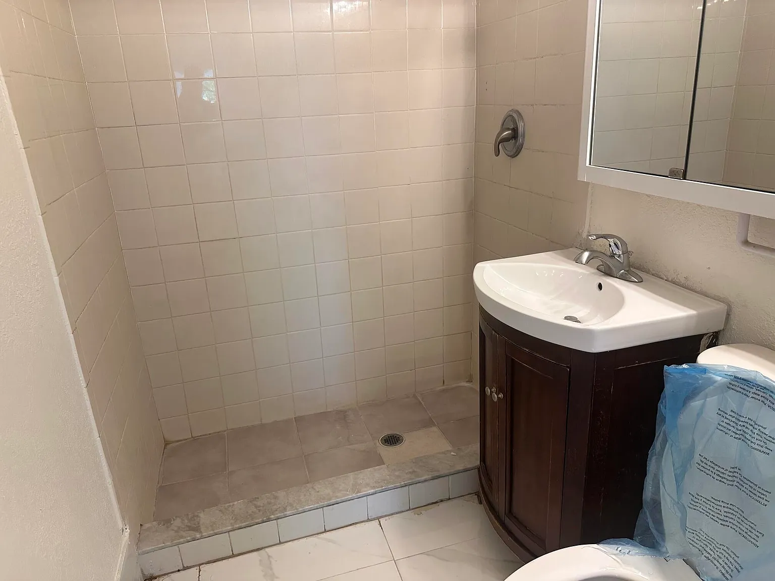 2 bed, 1.0 bath, 3754 sqft, $1,800 — Photo 4