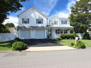 72 6th Ave, Holtsville, NY 11742