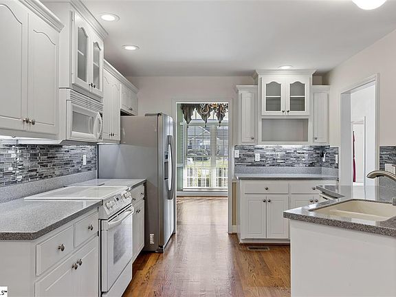 3rd image of 213 Holly Dr