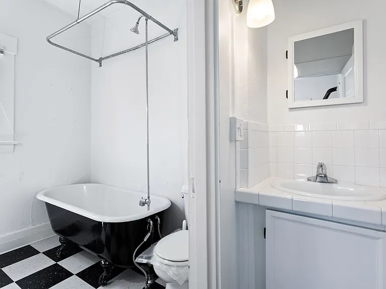 1 Bedroom with den close to SW! Walking distance to Providence Park! — Photo 5