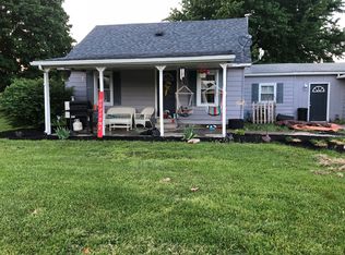 4005 Oak Mound Ln, Flora, IL 62839