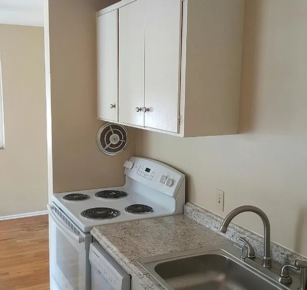 525 E Roy St — Photo 3
