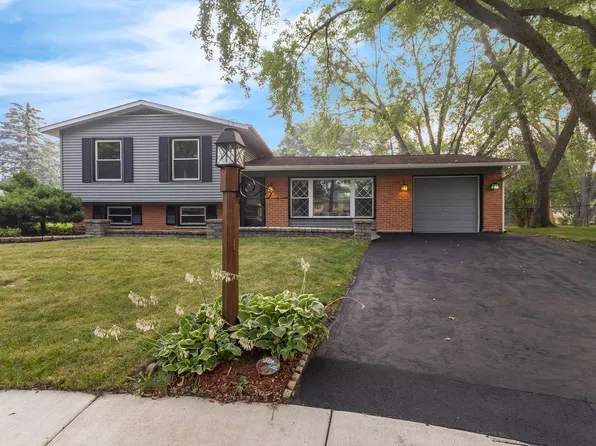 7979 Huntington Cir N, Hanover Park, IL 60133