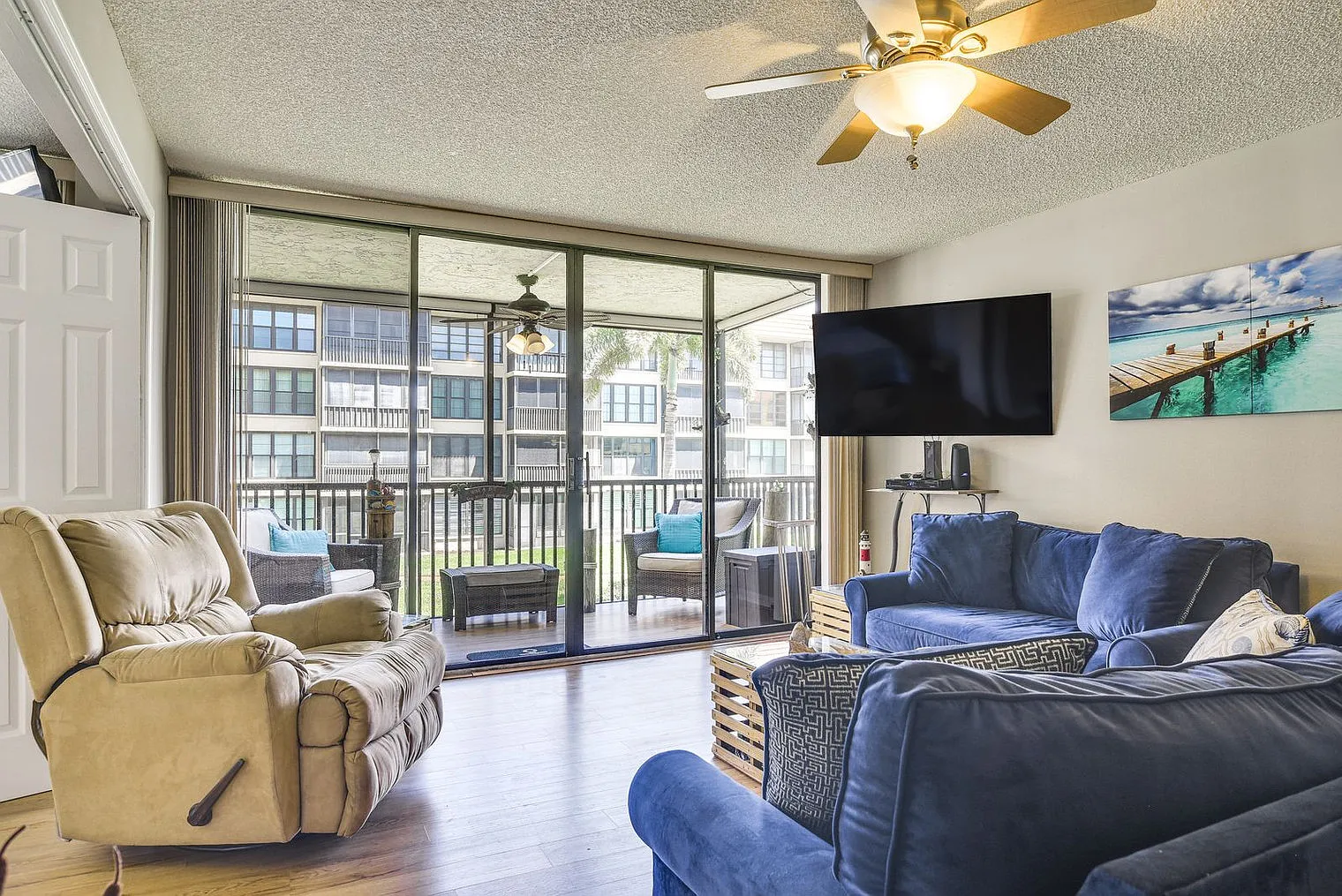 2 bed, 2.0 bath, 968 sqft, $2,715 — Photo 1